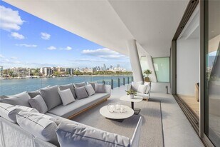 5 Grove Isle Dr in Miami, FL - Building Photo