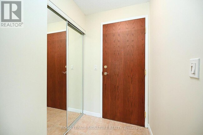 2545 Erin Centre Blvd in Mississauga, ON - Building Photo - Building Photo