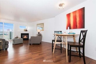 3318 30th Ave SW, Unit B 505 in Seattle, WA - Building Photo - Building Photo