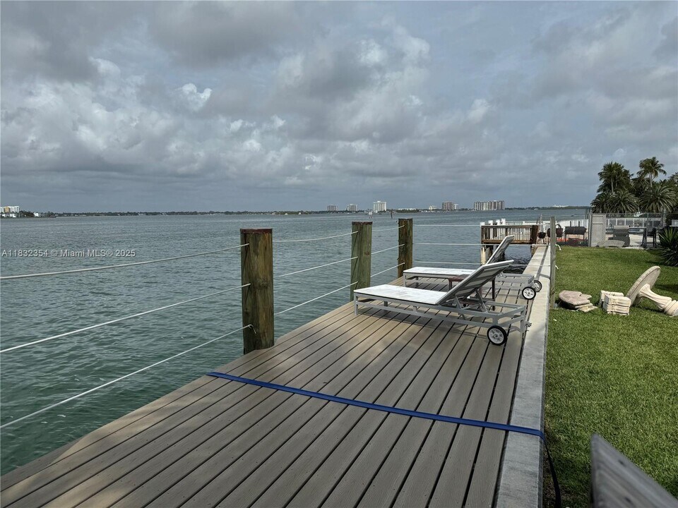 2250 Bay Dr in Miami Beach, FL - Building Photo