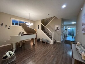 2205 SE Cochran Dr in Gresham, OR - Building Photo - Building Photo