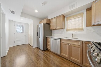 6017 W Montrose Ave, Unit 2 in Chicago, IL - Building Photo - Building Photo