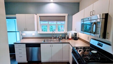 4751 NE Prescott St, Unit e in Portland, OR - Building Photo - Building Photo