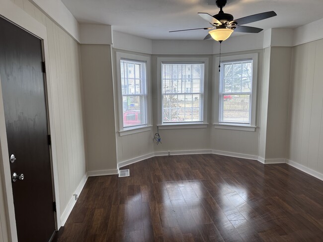 53 Hoffman St, Unit Apartment B in Elmira, NY - Foto de edificio - Building Photo