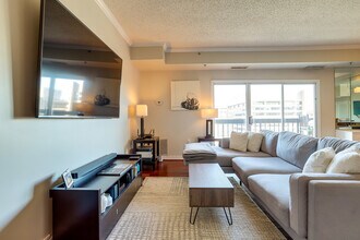 1211 S Eads St, Unit 1306 in Arlington, VA - Foto de edificio - Building Photo