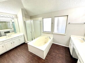 1204 Elder in Carrollton, TX - Foto de edificio - Building Photo