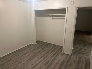 4476 3rd St, Unit Unit B in Columbiaville, MI - Foto de edificio - Building Photo