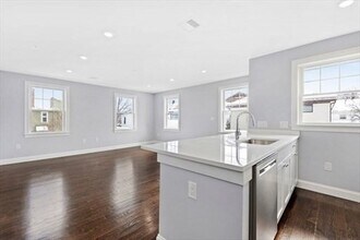 23 Taylor St in Waltham, MA - Building Photo - Building Photo