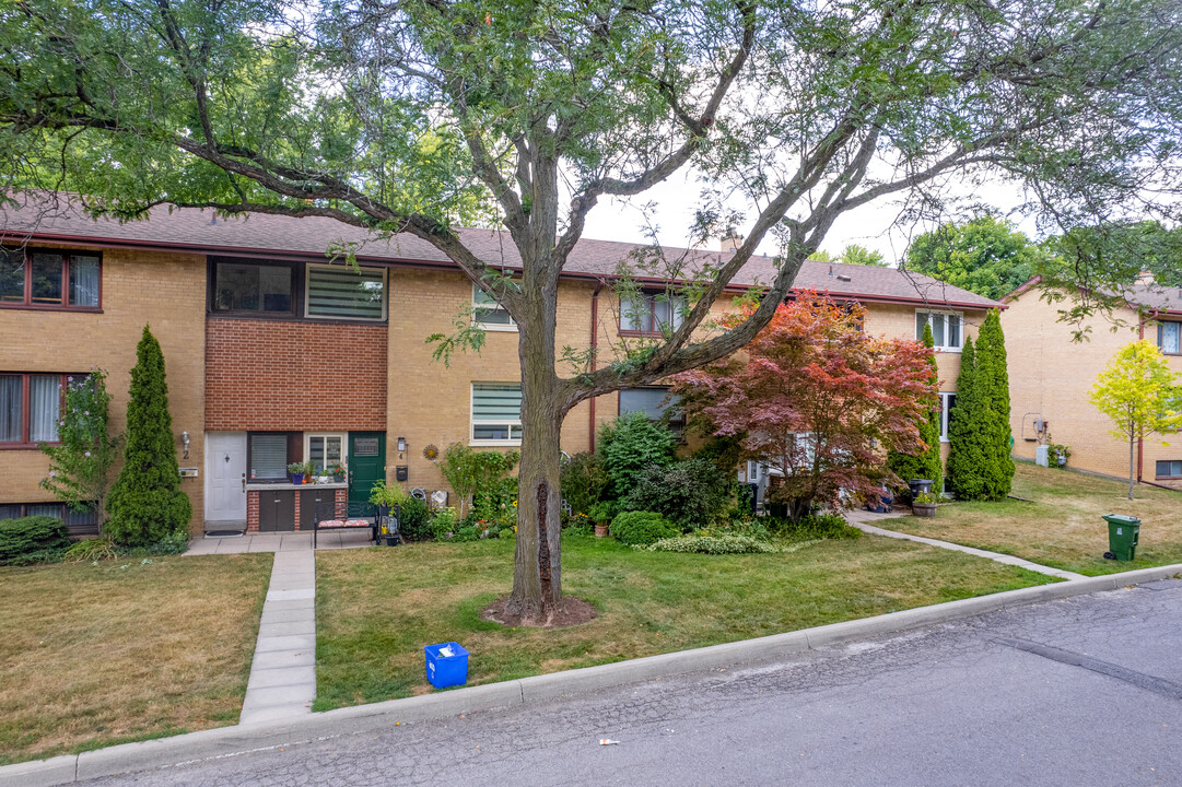 80 Barber Greene Rd in Toronto, ON - Building Photo