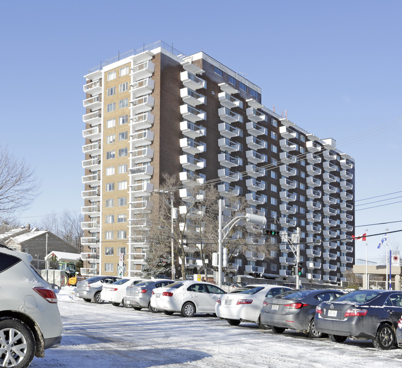 Les Tours Lakeshore in Pointe-claire, QC - Building Photo