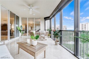 8787 Bay Colony Dr in Naples, FL - Building Photo