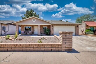 521 E Oraibi Dr in Phoenix, AZ - Foto de edificio - Building Photo