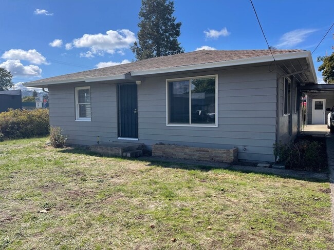 1446 NW Beacon St in Roseburg, OR - Building Photo - Building Photo