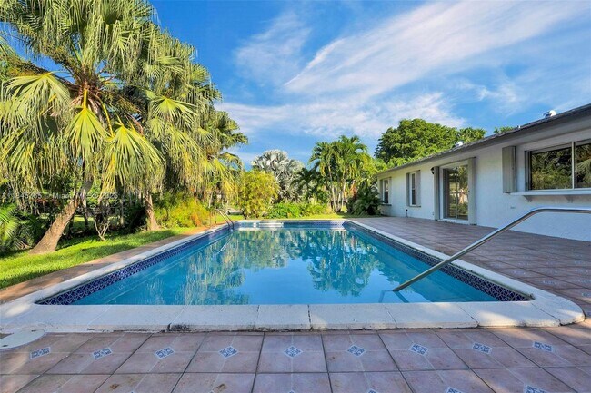 8405 SW 181st Terrace in Palmetto Bay, FL - Building Photo - Building Photo