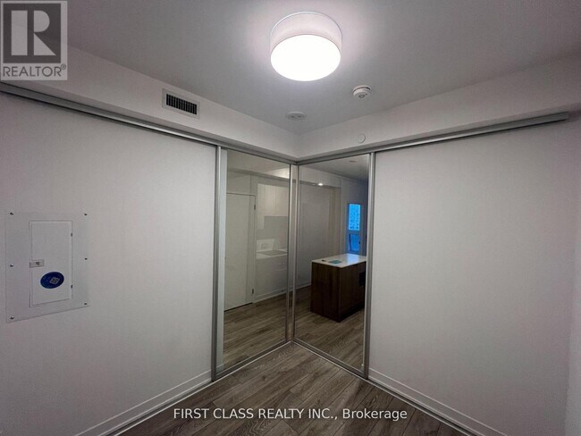 15 Holmes Ave in Toronto, ON - Building Photo - Building Photo