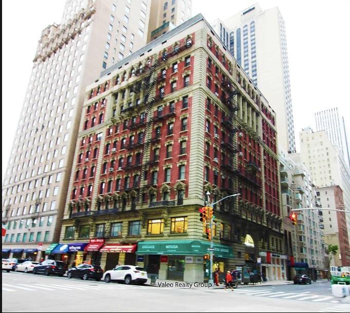 57 W 58th St in New York, NY - Building Photo