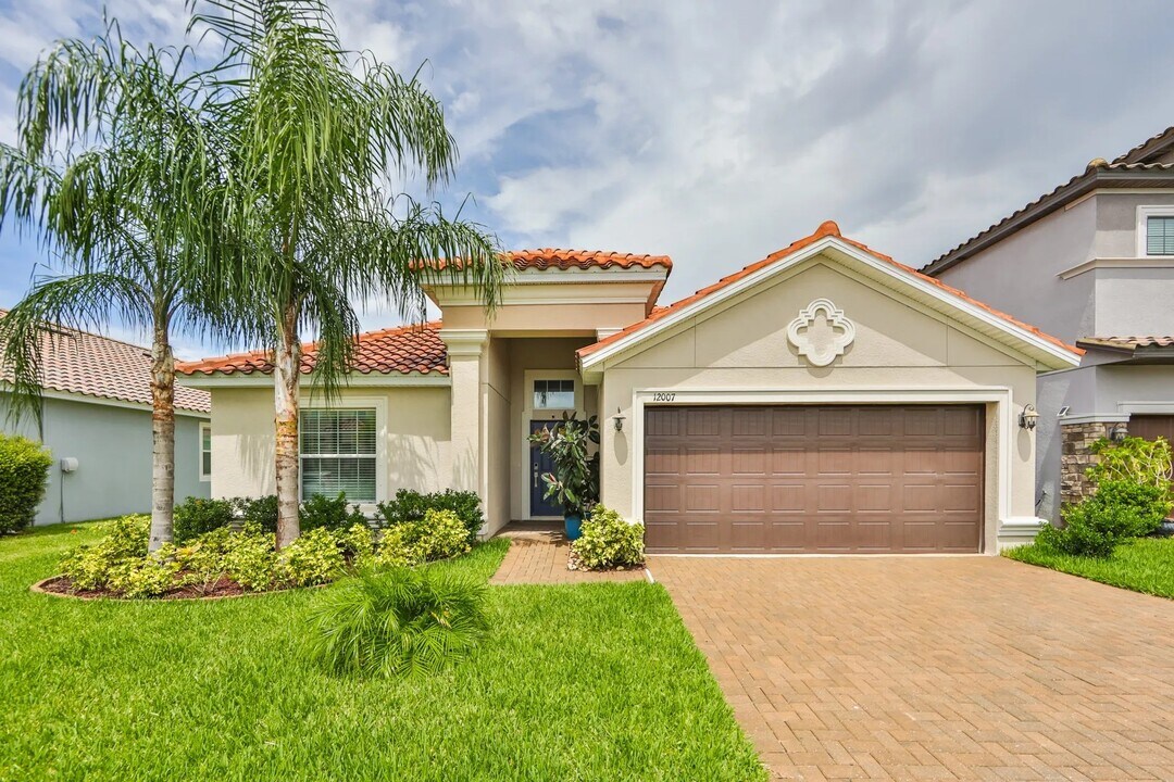 12007 Cardinal Flower Dr in Riverview, FL - Building Photo