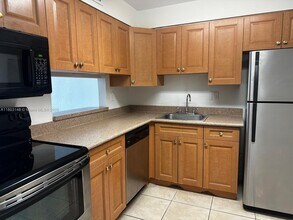 5201 Geneva Way, Unit 306 in Doral, FL - Building Photo - Building Photo
