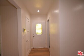 7061 Louise Ave in Los Angeles, CA - Building Photo - Building Photo