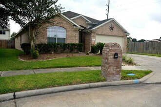 8047 High Hollow Ln in Houston, TX - Building Photo - Building Photo