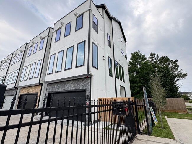 5705 Dolores St in Houston, TX - Building Photo - Building Photo