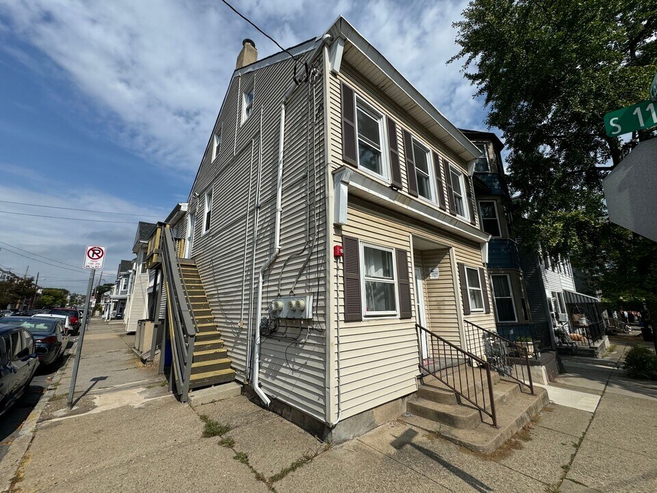1051 Ferry St in Easton, PA - Building Photo