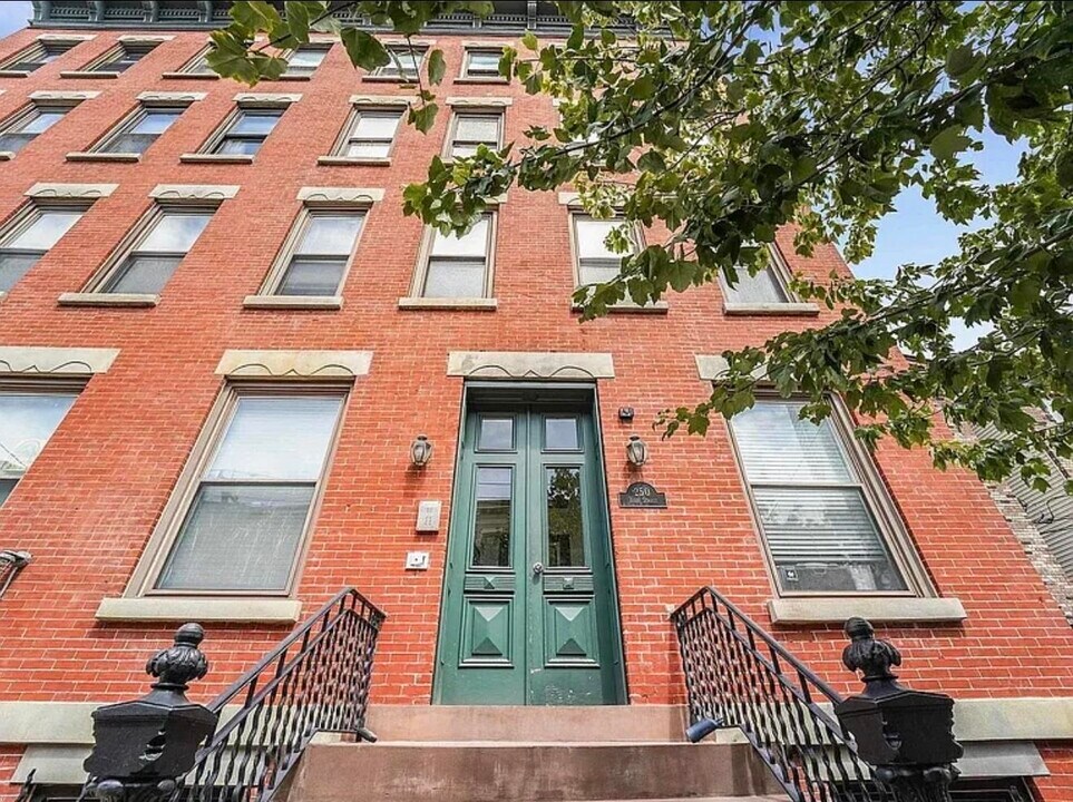 250 York St in Jersey City, NJ - Building Photo