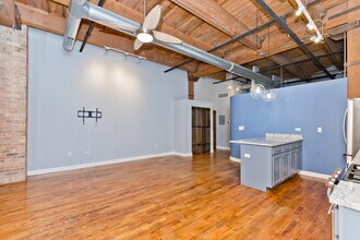 1500 W Monroe St, Unit 410 in Chicago, IL - Building Photo - Building Photo