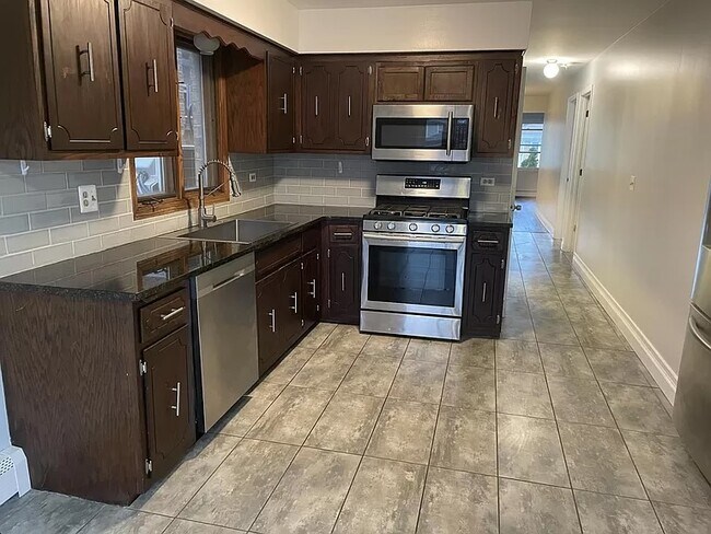 6013 W Gunnison St, Unit 2 in Chicago, IL - Building Photo - Building Photo