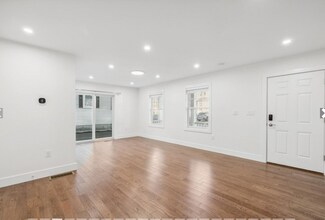 54 Central St, Unit 1 in Waltham, MA - Foto de edificio - Building Photo