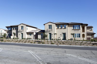 Las Cortes in Oxnard, CA - Foto de edificio - Building Photo