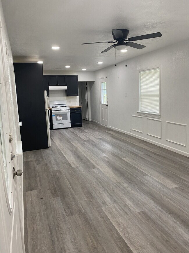 1617 Meadowbrook Dr in Garland, TX - Foto de edificio - Building Photo