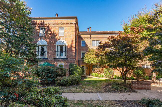 Canal Place Condo in Alexandria, VA - Foto de edificio - Building Photo