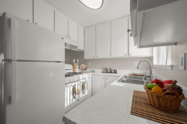 Woodlands West Townhomes in Lancaster, CA - Building Photo - Building Photo