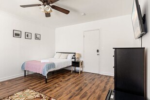 515 Landfair Ave in Los Angeles, CA - Building Photo