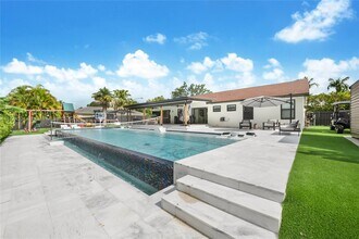 8840 SW 181st Terrace in Palmetto Bay, FL - Building Photo - Building Photo