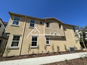 2943 Toulouse Walk in Sacramento, CA - Building Photo - Building Photo