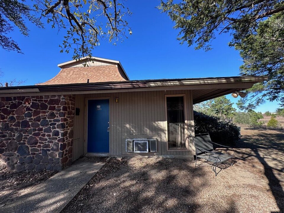 126 Conference Dr in Bastrop, TX - Building Photo