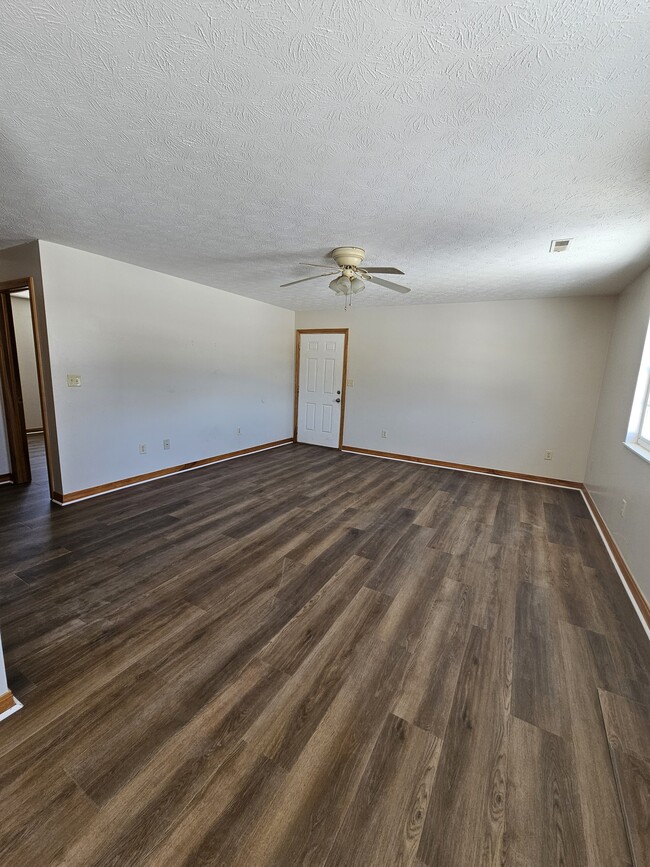 33 Private Drive 8006, Unit 33B in South Point, OH - Foto de edificio - Building Photo