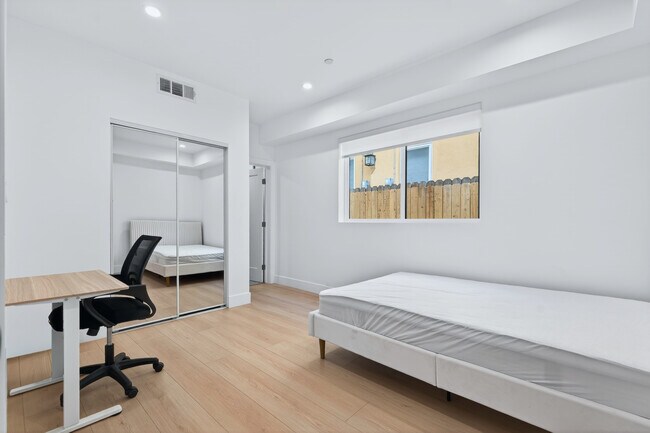 1359 W 35th Pl in Los Angeles, CA - Building Photo - Building Photo