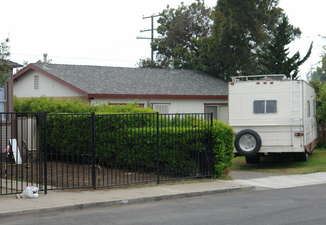 80-86 Warner St in Ventura, CA - Foto de edificio - Building Photo