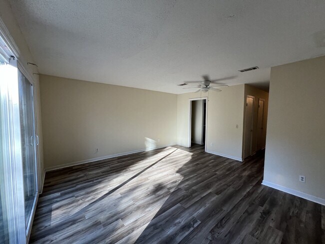 905 W Pine St in Hinesville, GA - Building Photo - Building Photo