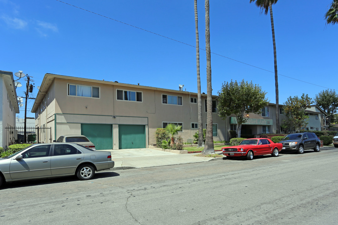 Skylark Apartments in Costa Mesa, CA - Building Photo