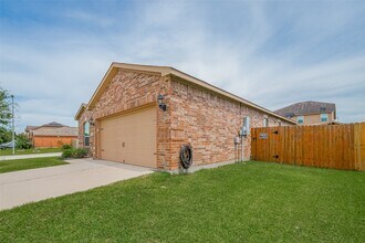 12063 Quartersawn Ln in Pinehurst, TX - Building Photo - Building Photo