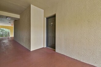 6556 Emerald Dunes Dr in Royal Palm Beach, FL - Building Photo - Building Photo