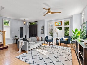 1929 W Henderson St, Unit Coach House in Chicago, IL - Building Photo - Building Photo