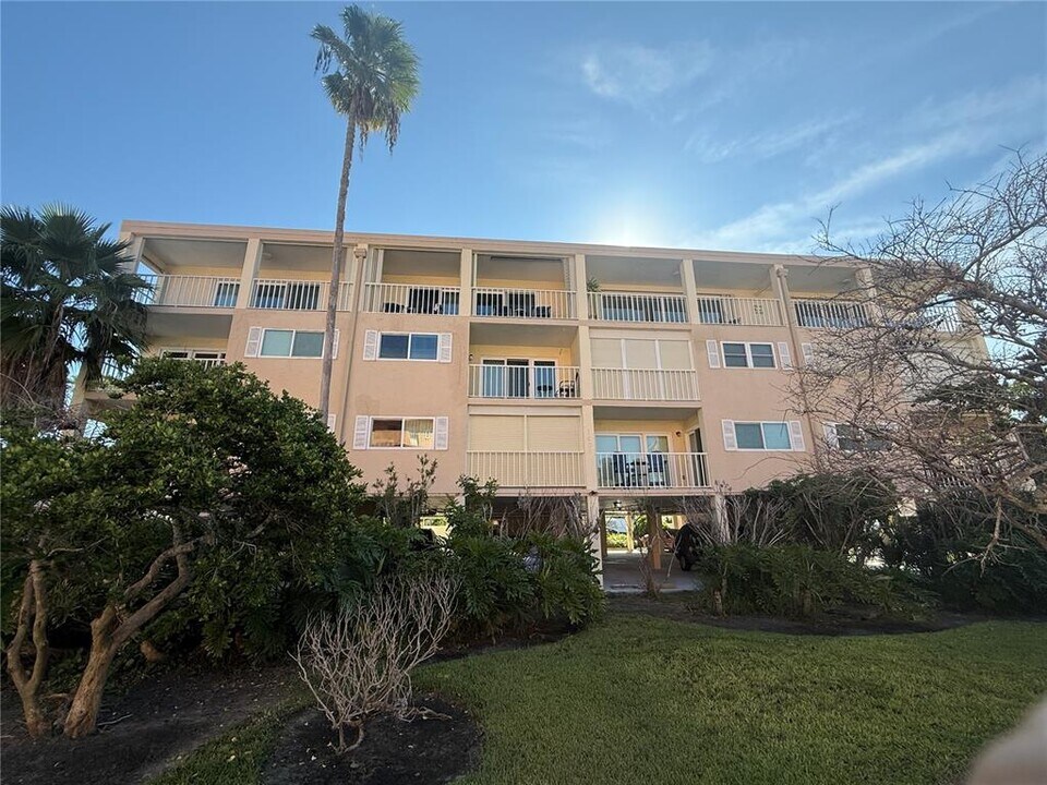 1005 Gulf Blvd in Indian Rocks Beach, FL - Building Photo
