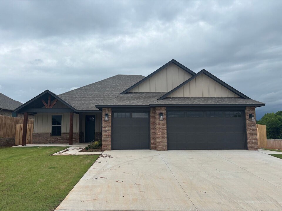 1900 Inglenook Dr in Norman, OK - Building Photo