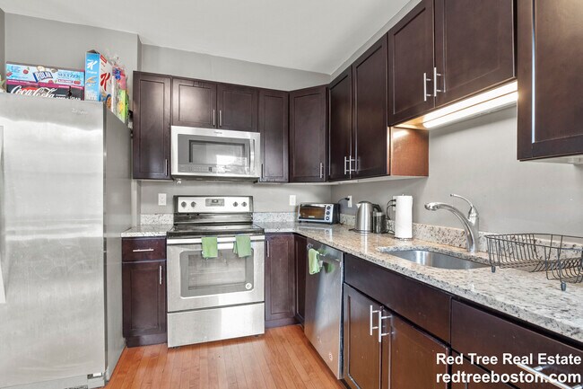 139 Adams St, Unit 2 in Waltham, MA - Building Photo - Building Photo