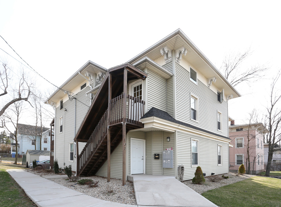 107 Pleasant St in New Britain, CT - Building Photo